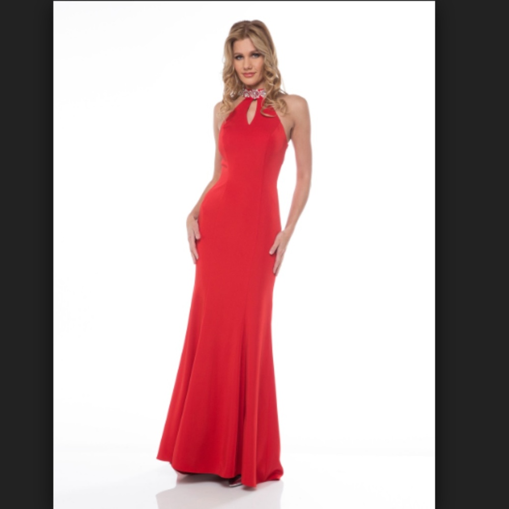 Glow by Colors red fitted gown with keyhole slit